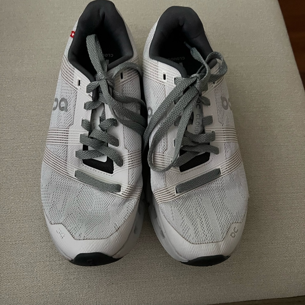 ON CLOUD GO light  grey tennis shoes in great condition size 7